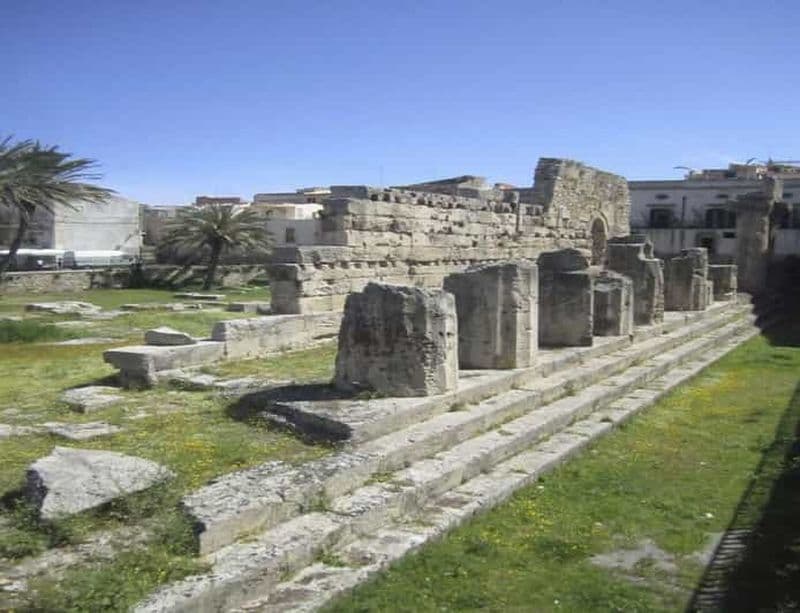 Découvrez les merveilles d'Ortigia : visite en tuk-tuk entre histoire et mer.