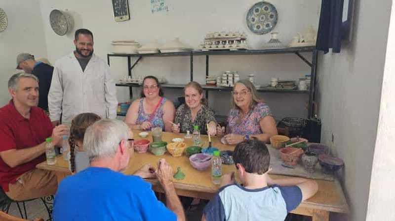 Atelier de calligraphie et de peinture sur poterie de Fès
