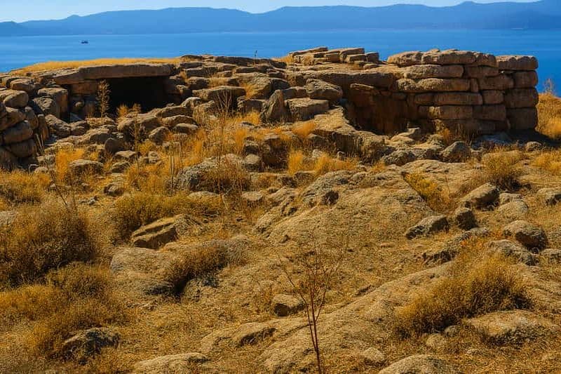 Égine : randonnée vers les maisons des dragons et la citerne aux poires