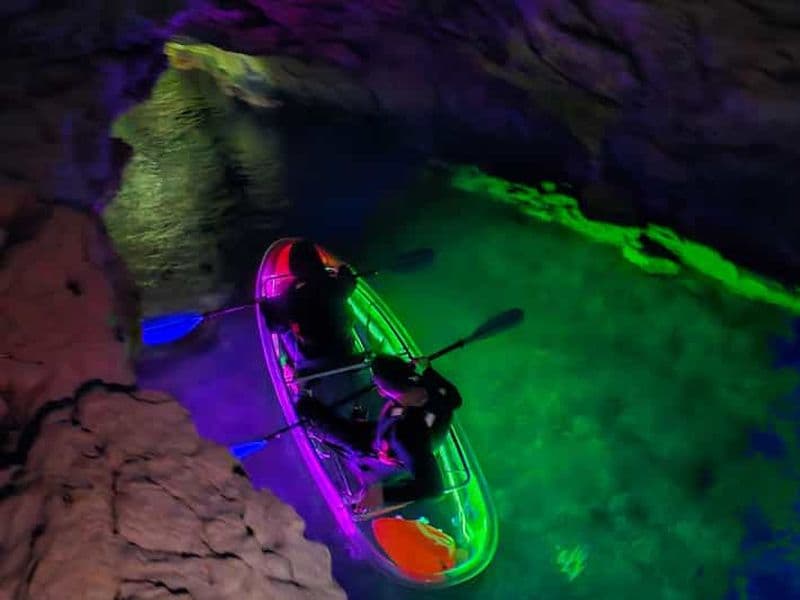 Pula : Visite nocturne des grottes d'Istrie en kayak illuminé par LED