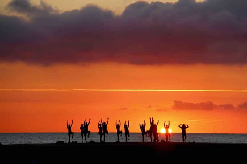 Billet Barcelone : yoga au lever du soleil en bord de mer et baignade matinale