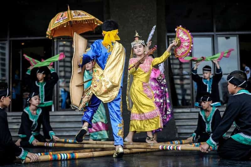 Manila: Private* Dinner with Cultural Show and City Tour