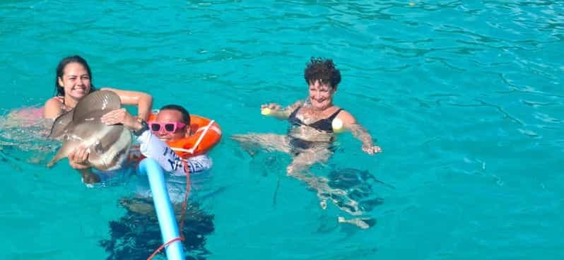 Anse Major : visite privée d'une jounée avec plongée avec tuba, randonnée et barbecue