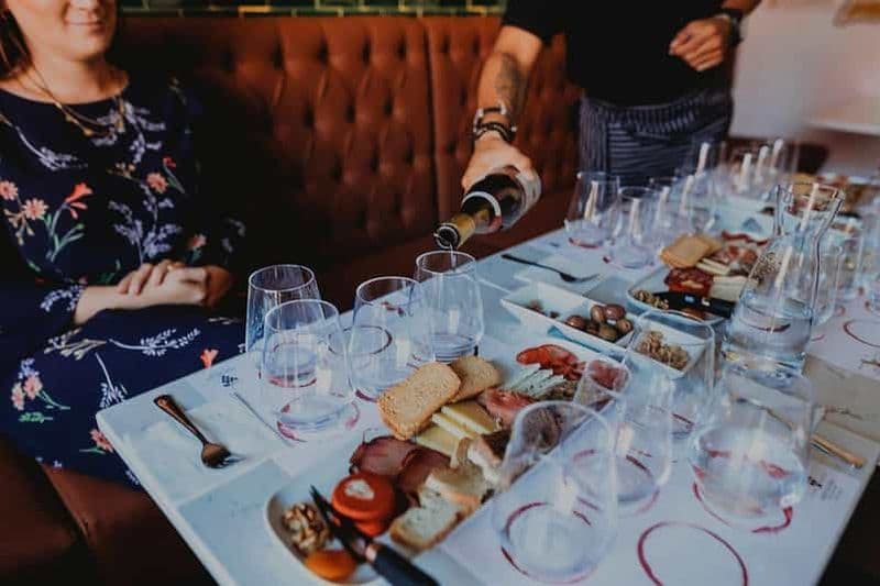 Billet Vin, fromage et histoire du fado Dîner dans un bar à vin portugais