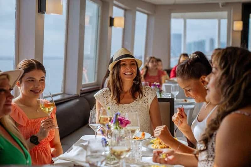 Newport Beach : Croisière en ville avec buffet au champagne et brunch