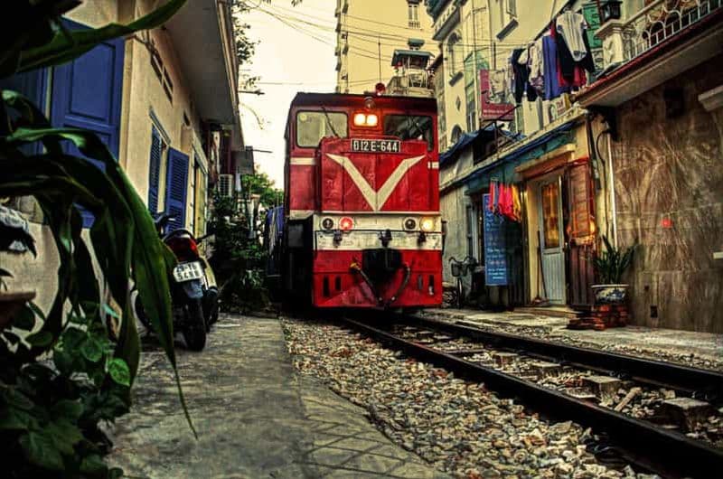 Billet HANOI : LA RUE DU TRAIN ET LE TEMPLE DE LA LITTERATURE EN MOTOCYCLETTE