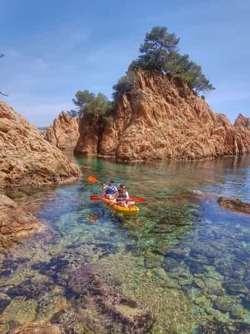 Barcelone : excursion sur la Costa Brava avec kayak et plongée avec tuba dans le lagon
