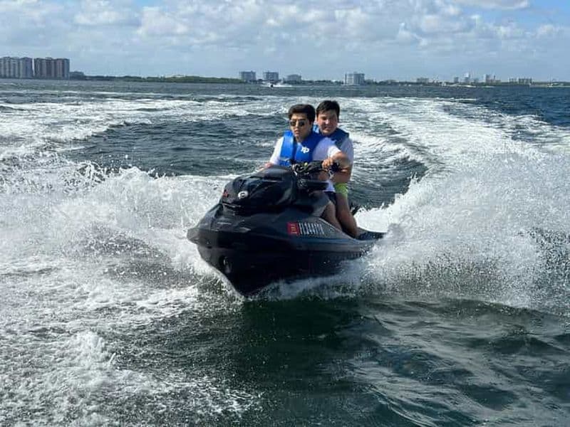 Miami : Balade en jetski sur la plage de Miami avec bateau et boissons