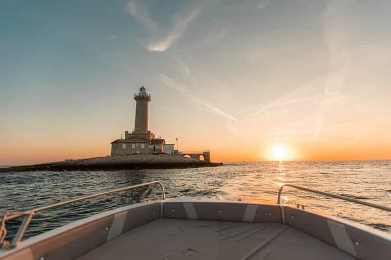 Billet Medulin : coucher de soleil en hors-bord avec phare et vin