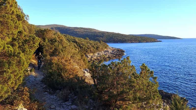 Découvrez la péninsule de Lustica en vélo électrique.