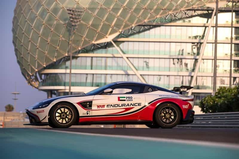 Abu Dhabi : circuit Yas Marina Aston Martin GT4 Passager
