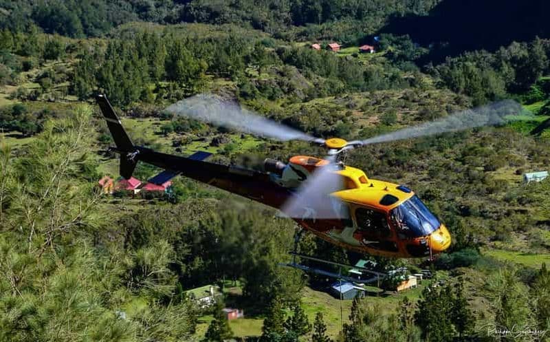 Depuis St Pierre, survol en hélicoptère des 3 cirques de la Réunion