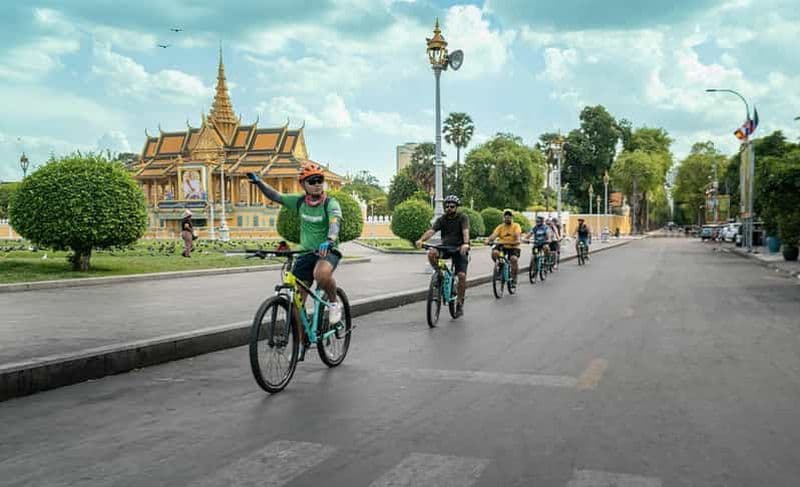 Phnom Penh : Visite guidée à vélo et en bateau, collations et bières incluses.