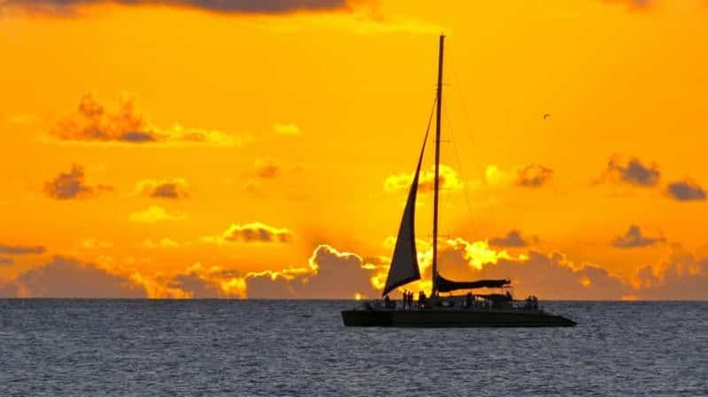 Cambrils : Croisière en catamaran au coucher du soleil sur la Costa Dorada avec boissons