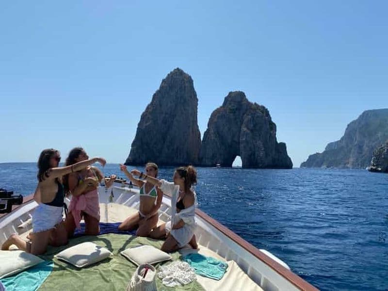 Capri : Croisière sur l'île et les grottes avec collations et boissons