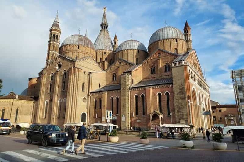 Visite privée de la basilique Saint-Antoine de Padoue depuis Rome
