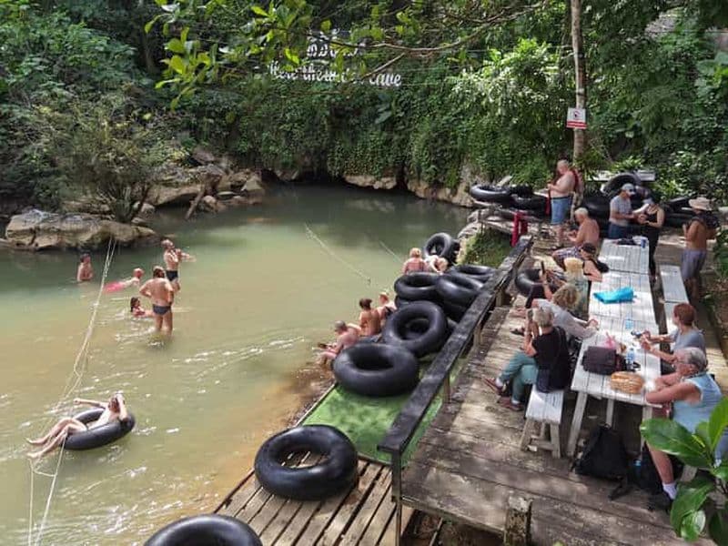 Vang Vieng : tyrolienne dans la jungle et visite de grottes
