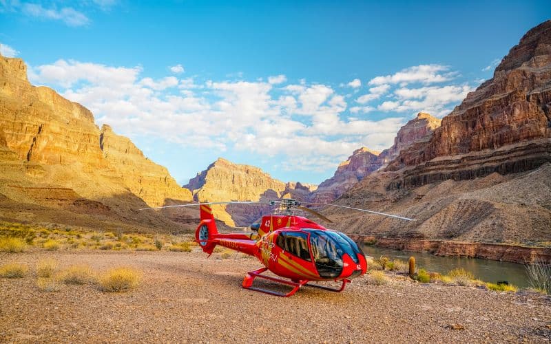 Depuis Las Vegas : Tour en Hélicoptère de plus de 70 minutes au Grand Canyon West Rim avec Atterrissage au fond du canyon et Champagne