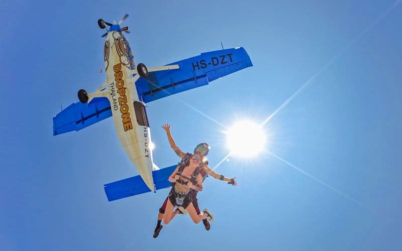 Saut en parachute en tandem avec vue sur l"océan à Pattaya : saut à 4 000 mètres avec navettes de/vers l'hôtel