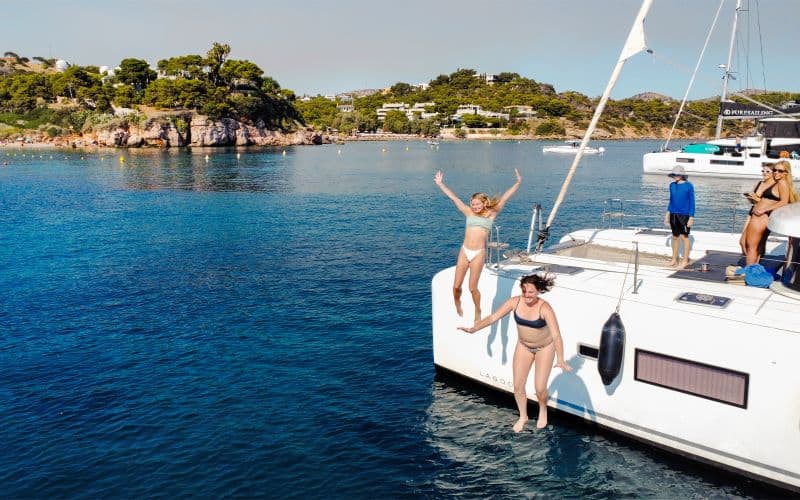 Au départ d'Athènes : Croisière en catamaran le long de la Riveria d'Athènes avec déjeuner et vin
