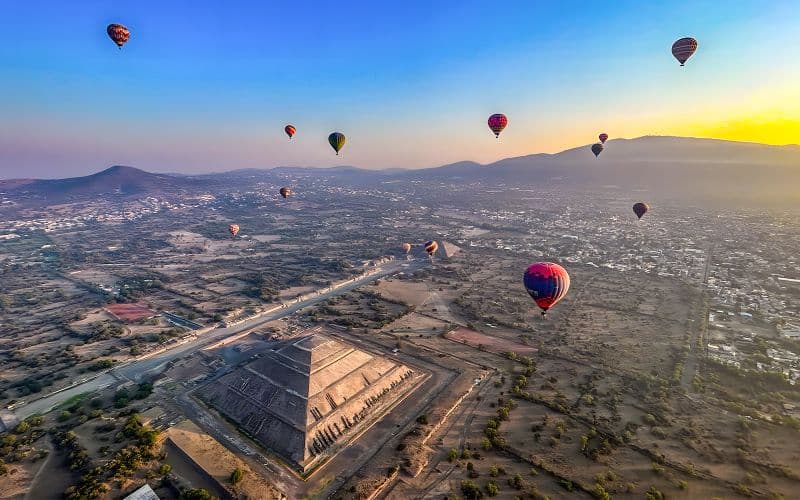 Depuis Mexico : Vol en montgolfière avec visite guidée de Teotihuacán et visite de la basilique