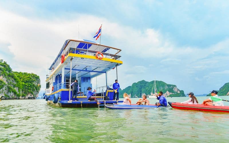 En grand bateau : Visite en canoë de l'île de James Bond, de l'île de Hong et de la baie de Phang Nga à partir de Phuket