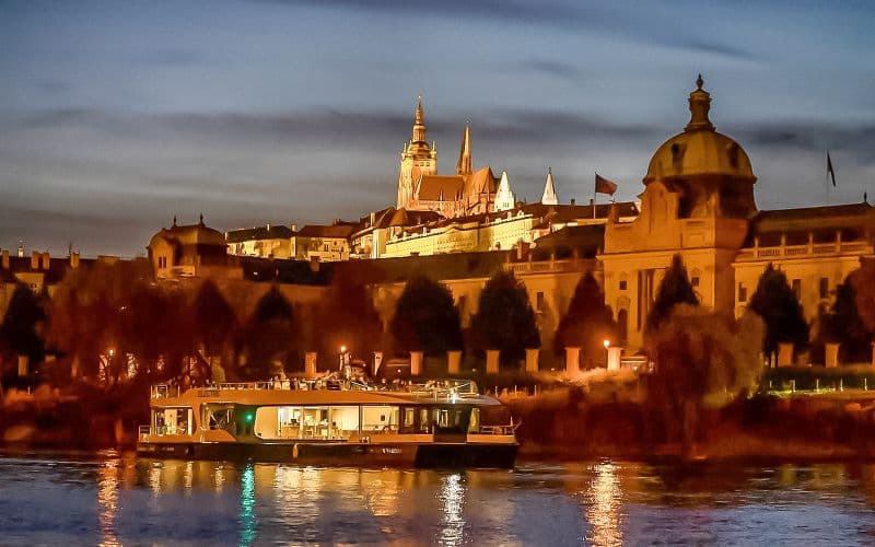 Croisière touristique d'une heure, en journée ou en soirée, sur la Vltava