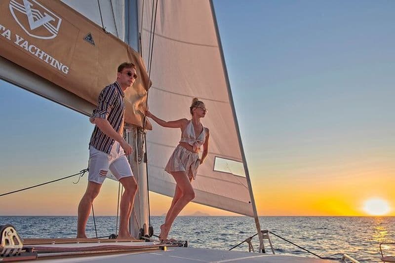 Croisière en catamaran avec barbecue et bar ouvert à Santorin
