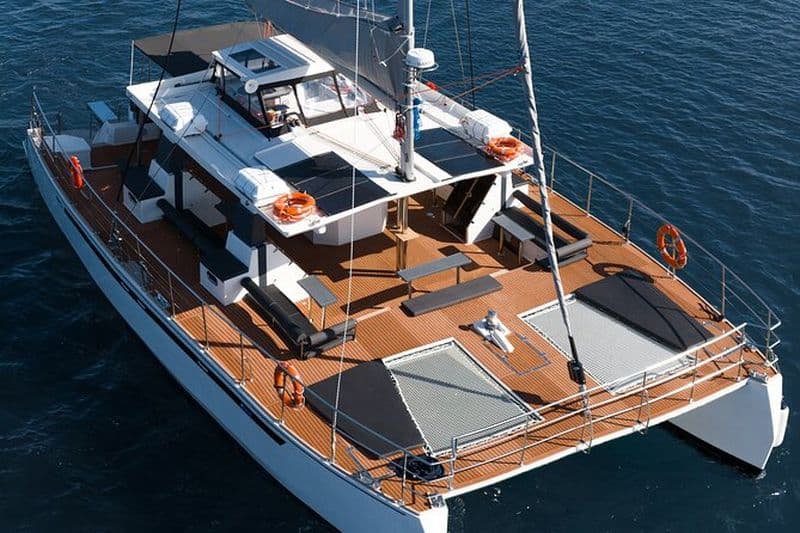 Croisière en catamaran avec barbecue dans la caldeira à Santorin