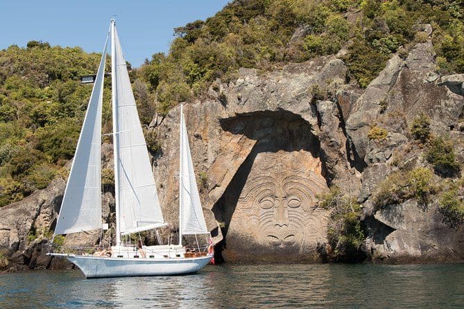 Balade en voilier vers la sculpture Maorie dans le lac Taupo