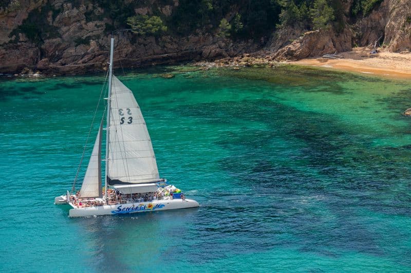 Excursion en catamaran sur la Costa Brava avec barbecue au départ de Lloret de Mar