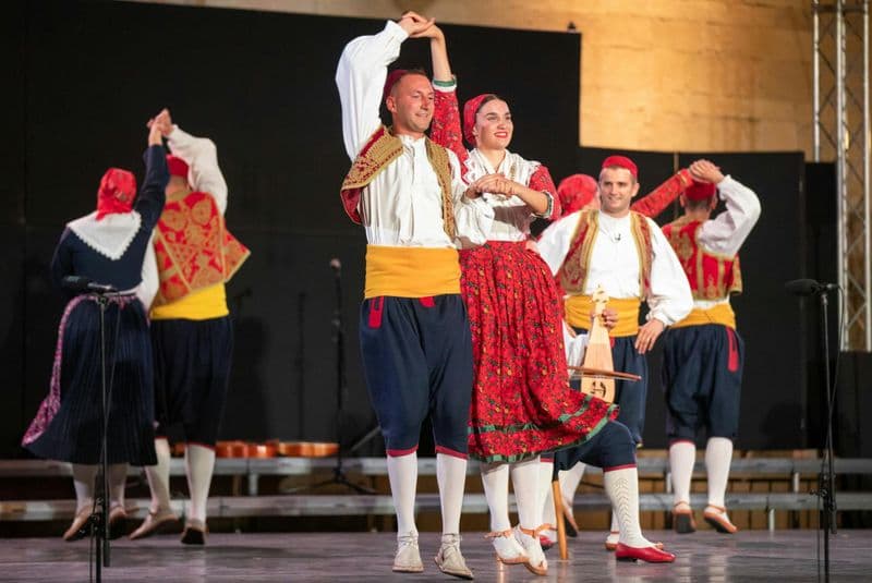 Deuxième représentation de juillet du Linđo Folk Ensemble à la forteresse de Revelin