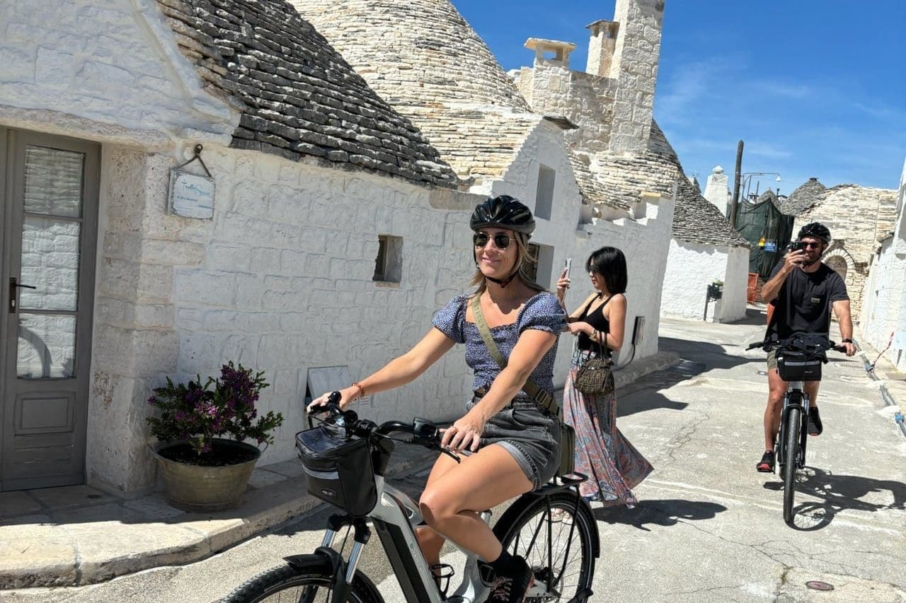 Visite guidée d'Alberobello en vélo électrique avec dégustation de plats et de vins
