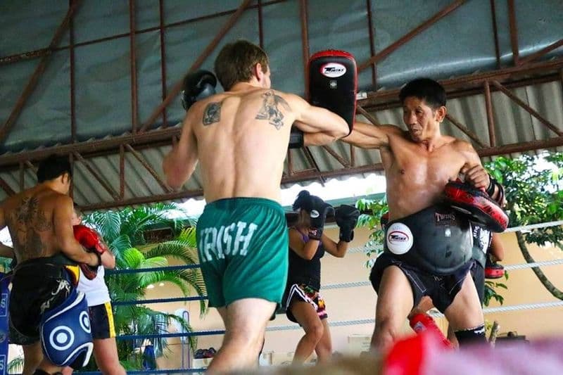 Cours collectifs d'initiation à la boxe Muay Thai pour débutants à Phuket