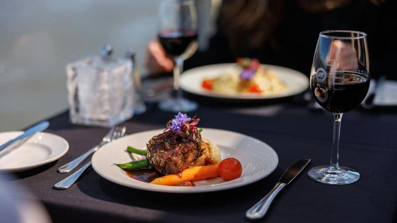 Billet 3 or 5-course dinner cruise with DJ and dancing in Montreal