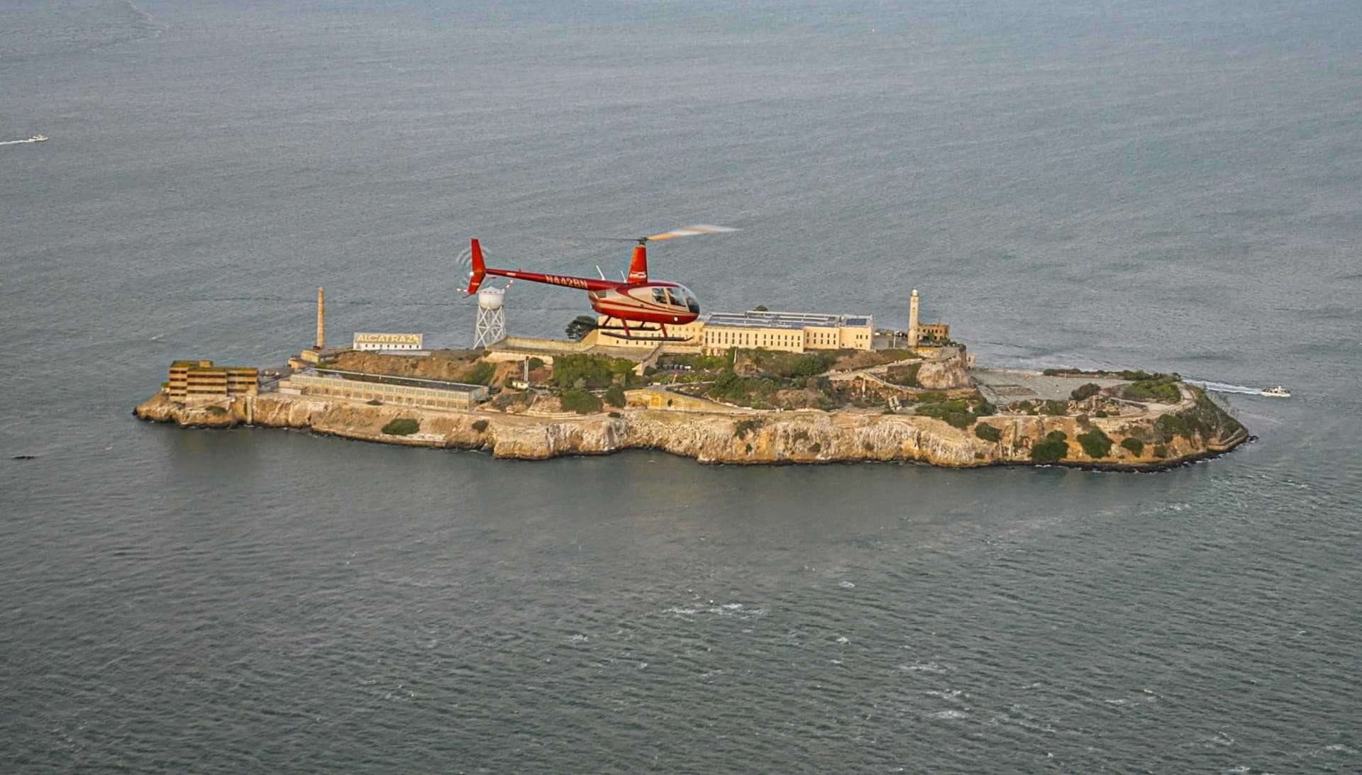 La ville d'Alcatraz met en valeur le vol en hélicoptère