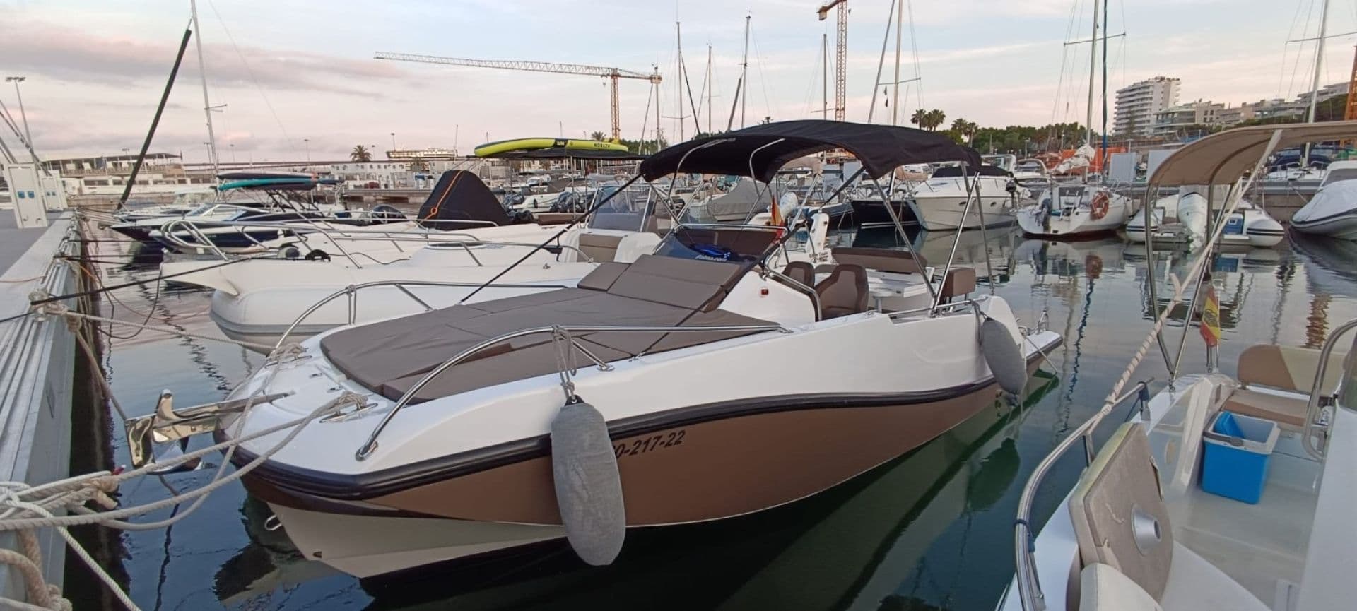 V2 BOATS 7.0 Sundeck (Motorboat)