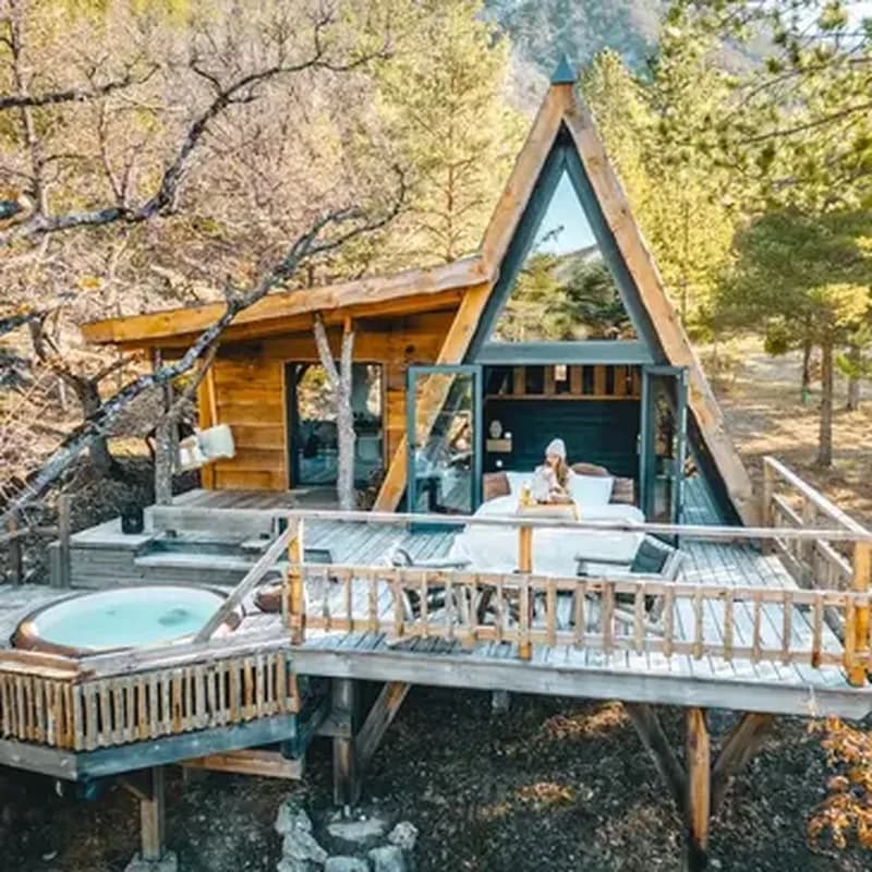Cabane de Luxe dans les Arbres avec Spa à Serres