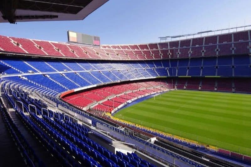 Barcelone : Visite guidée des stades de football + transferts + boissons