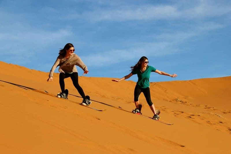 Safari dans le désert de Dubaï : Planche à voile sur les dunes rouges, spectacle + dîner