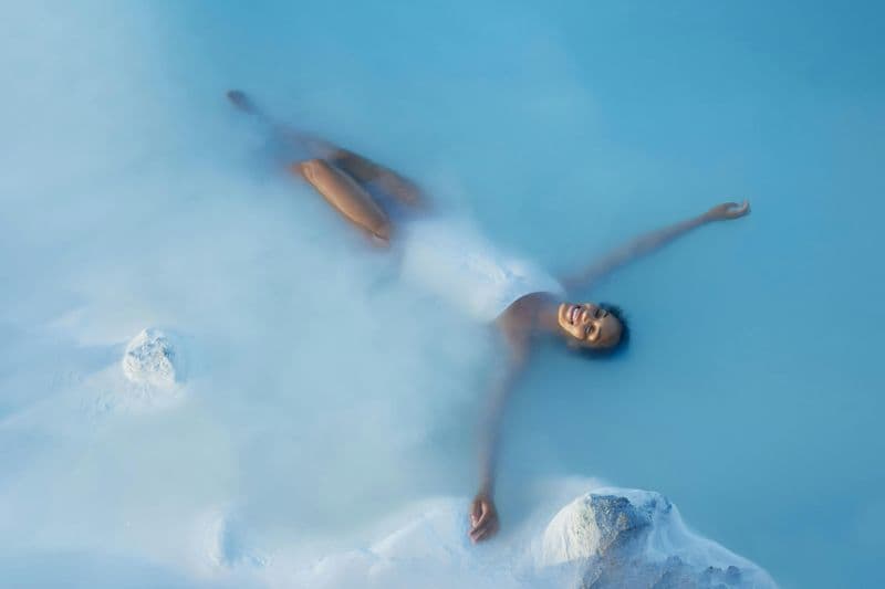 Lagon bleu : Entrée Premium avec 2 boissons, 3 masques de boue, serviette et peignoir