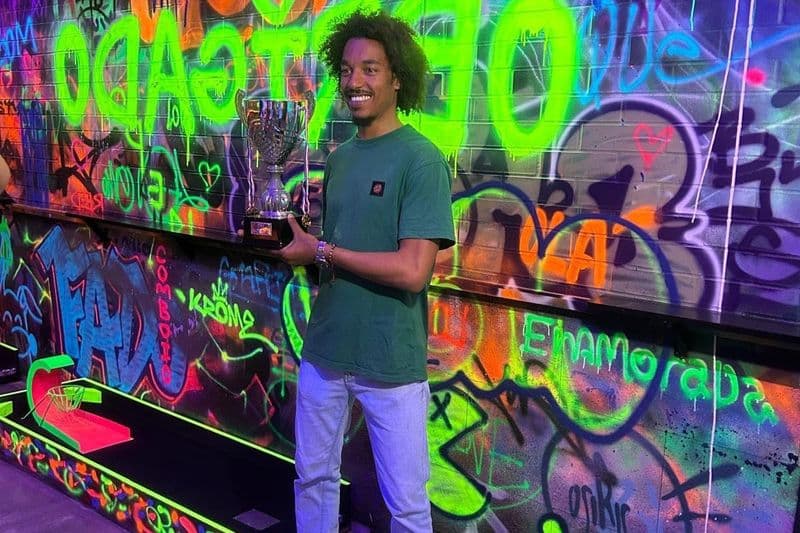 Minigolf néon Lisbonne : Billet avec accès rapide