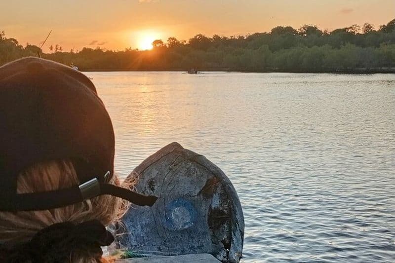 Expérience au coucher du soleil sur la rivière Kongo en canoë