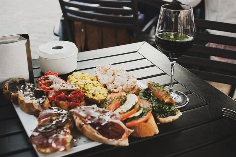 Bar Crawl à Barcelone avec vins espagnols, vermut, bière froide et tapas