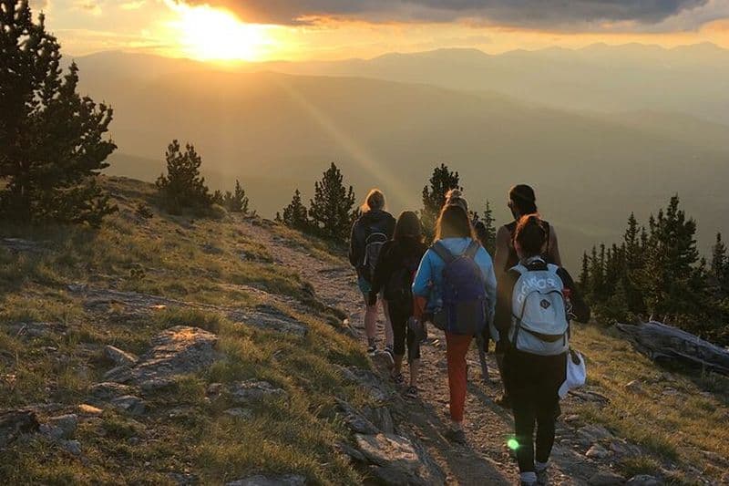 Randonnée au coucher du soleil dans les montagnes Rocheuses près de Denver