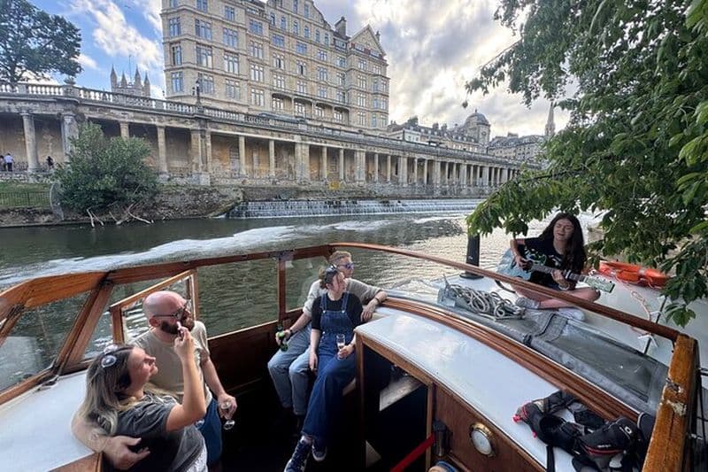 Musique du déversoir: Une performance live en bateau fluvial intime