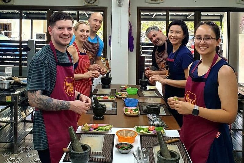 Billet Cours de cuisine thaïlandaise Phuket avec option de visite du marché