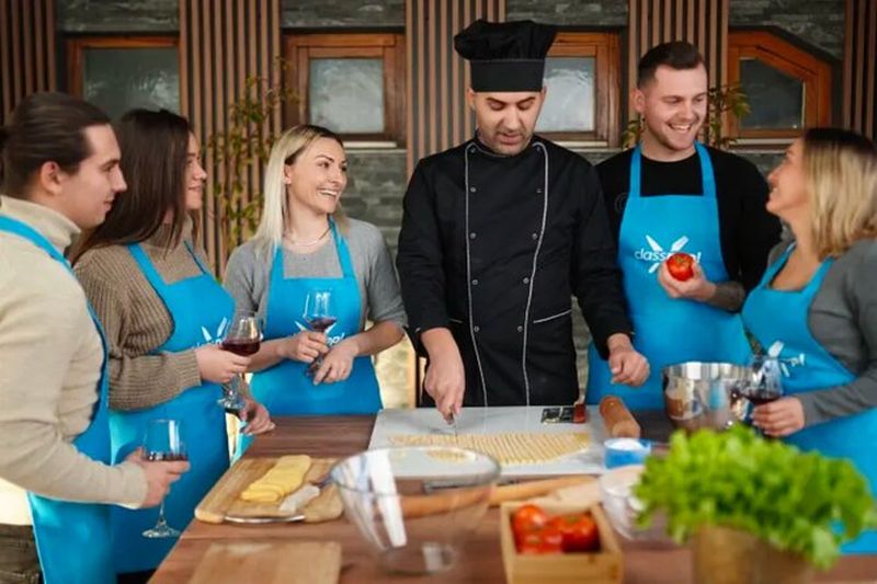 Cours de préparation de pâtes dans un bar à vin local à Atlanta