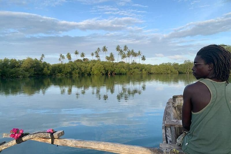 Excursion en canoë au coucher du soleil sur une rivière dans les mangroves