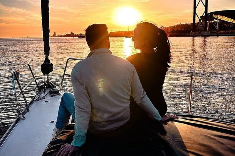Excursion en bateau au coucher du soleil à Lisbonne avec vin